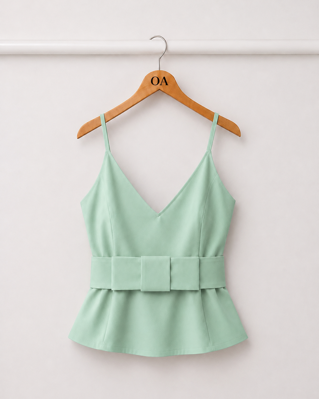 Blusa Riviera verde menta com alças finas e faixa na cintura com babado