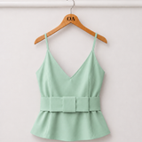Blusa Riviera verde menta com alças finas e faixa na cintura com babado