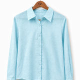 Camisa azul céu de linho, manga longa, botões na frente e gola