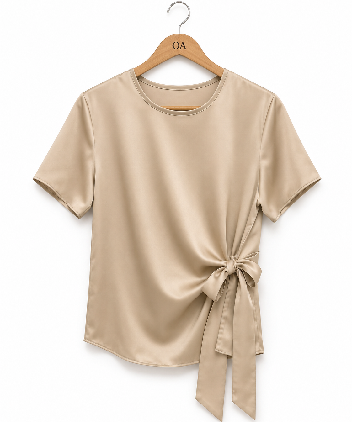 Blusa de cetim bege com gola redonda e faixa amarrada na frente.