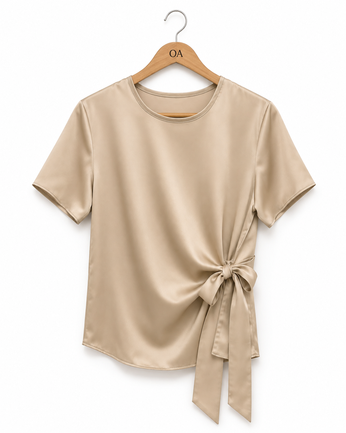 Blusa de cetim bege com gola redonda e faixa amarrada na frente.