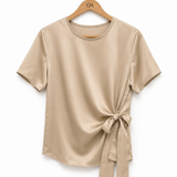 Blusa de cetim bege com gola redonda e faixa amarrada na frente.