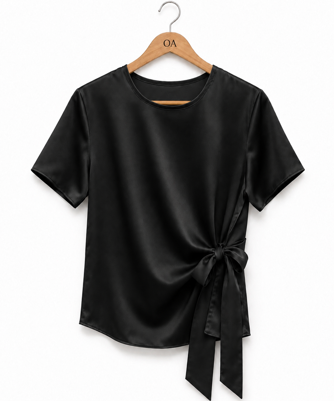 Blusa de cetim preta com gola redonda e faixa amarrada na frente.
