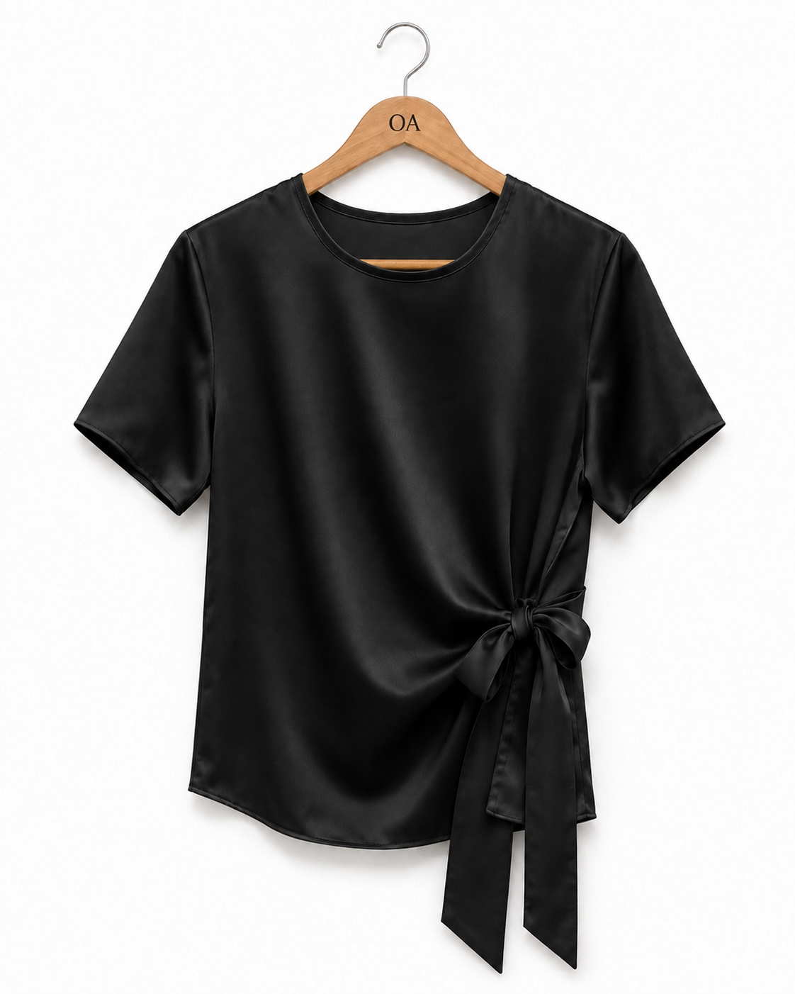 Blusa de cetim preta com gola redonda e faixa amarrada na frente.