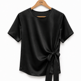 Blusa de cetim preta com gola redonda e faixa amarrada na frente.