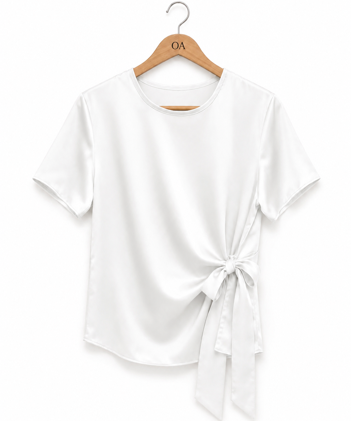 Blusa de cetim branca com gola redonda e faixa amarrada na frente.