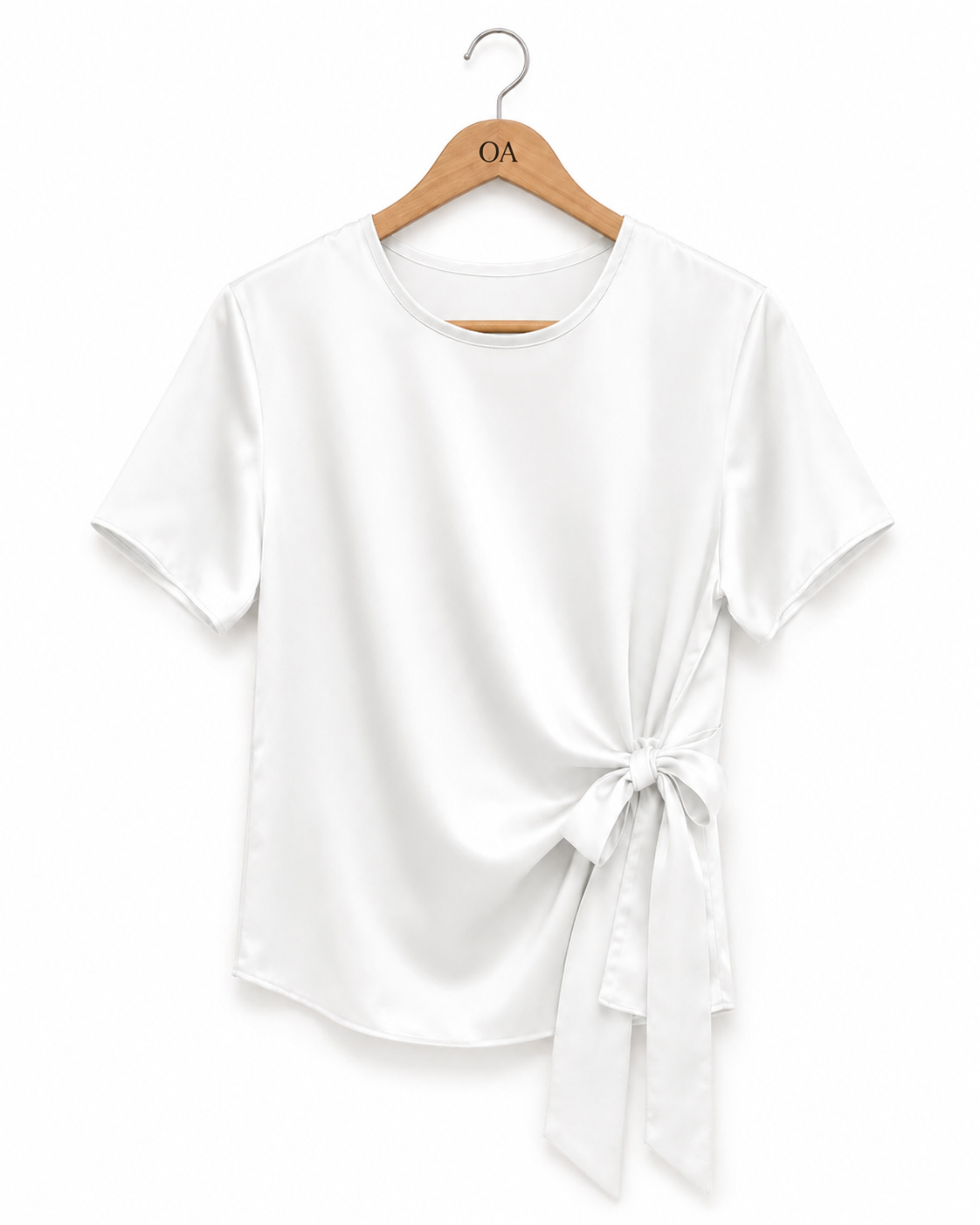 Blusa de cetim branca com gola redonda e faixa amarrada na frente.