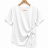 Blusa de cetim branca com gola redonda e faixa amarrada na frente.