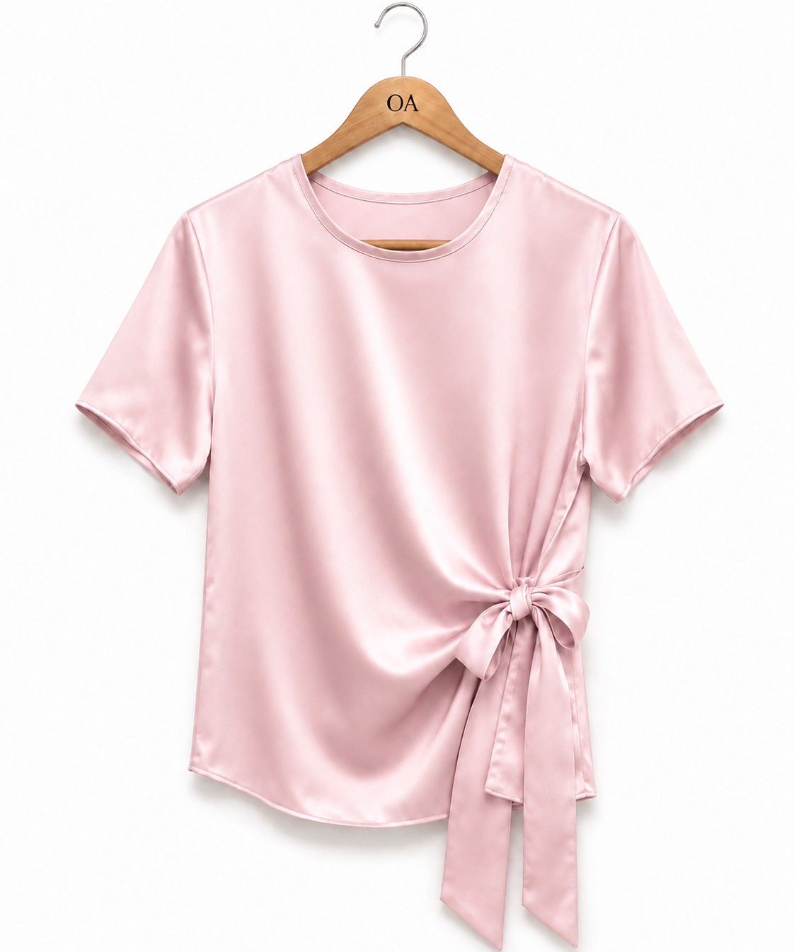 Blusa de cetim rosa claro com gola redonda e faixa amarrada na frente.