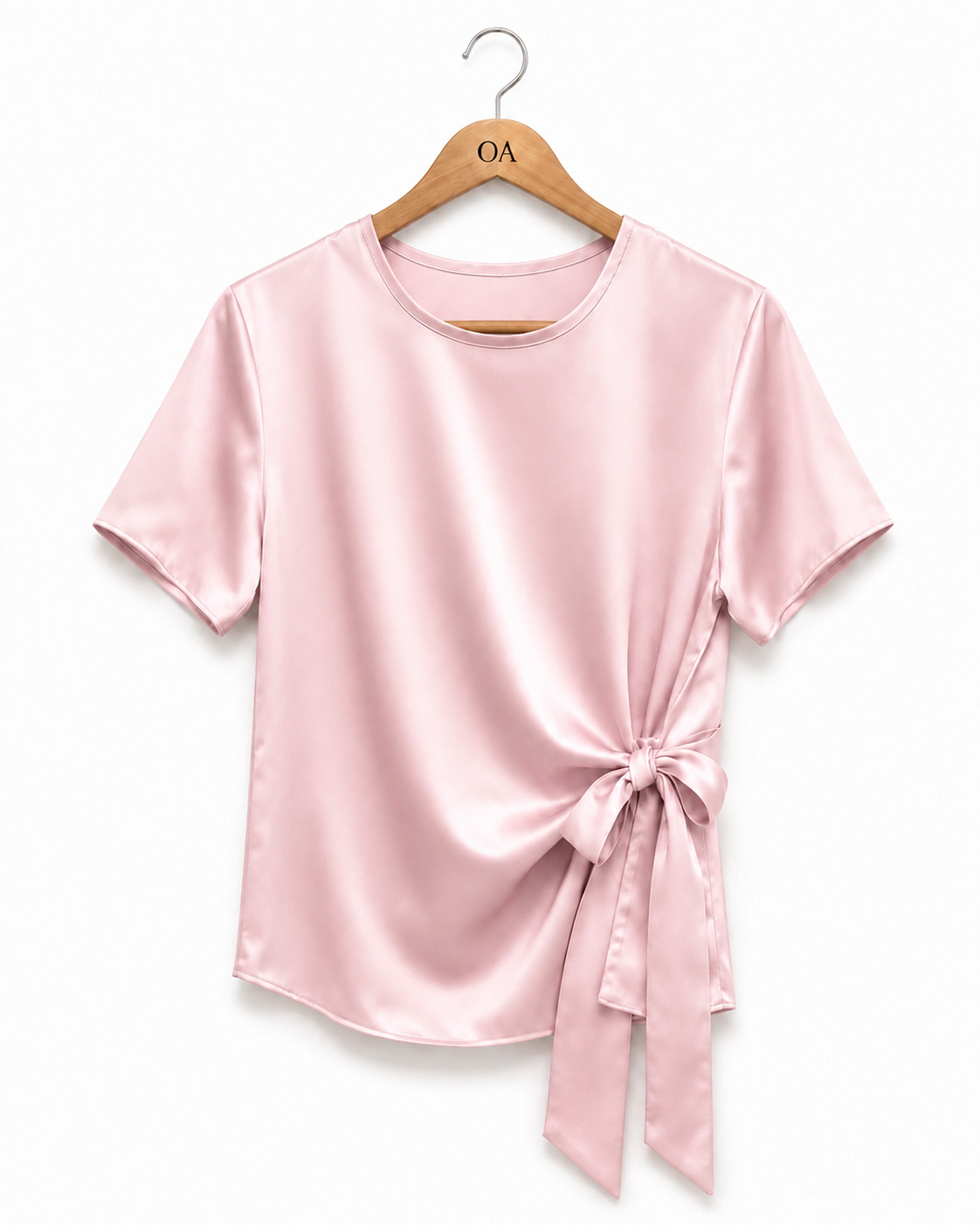Blusa de cetim rosa claro com gola redonda e faixa amarrada na frente.