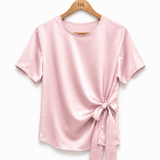 Blusa de cetim rosa claro com gola redonda e faixa amarrada na frente.