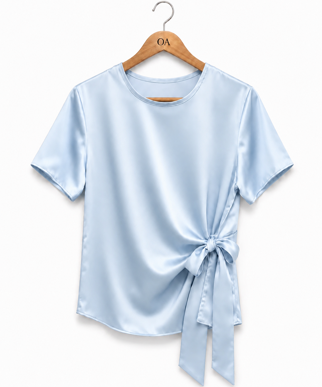 Blusa de cetim azul claro com gola redonda e faixa amarrada na frente.