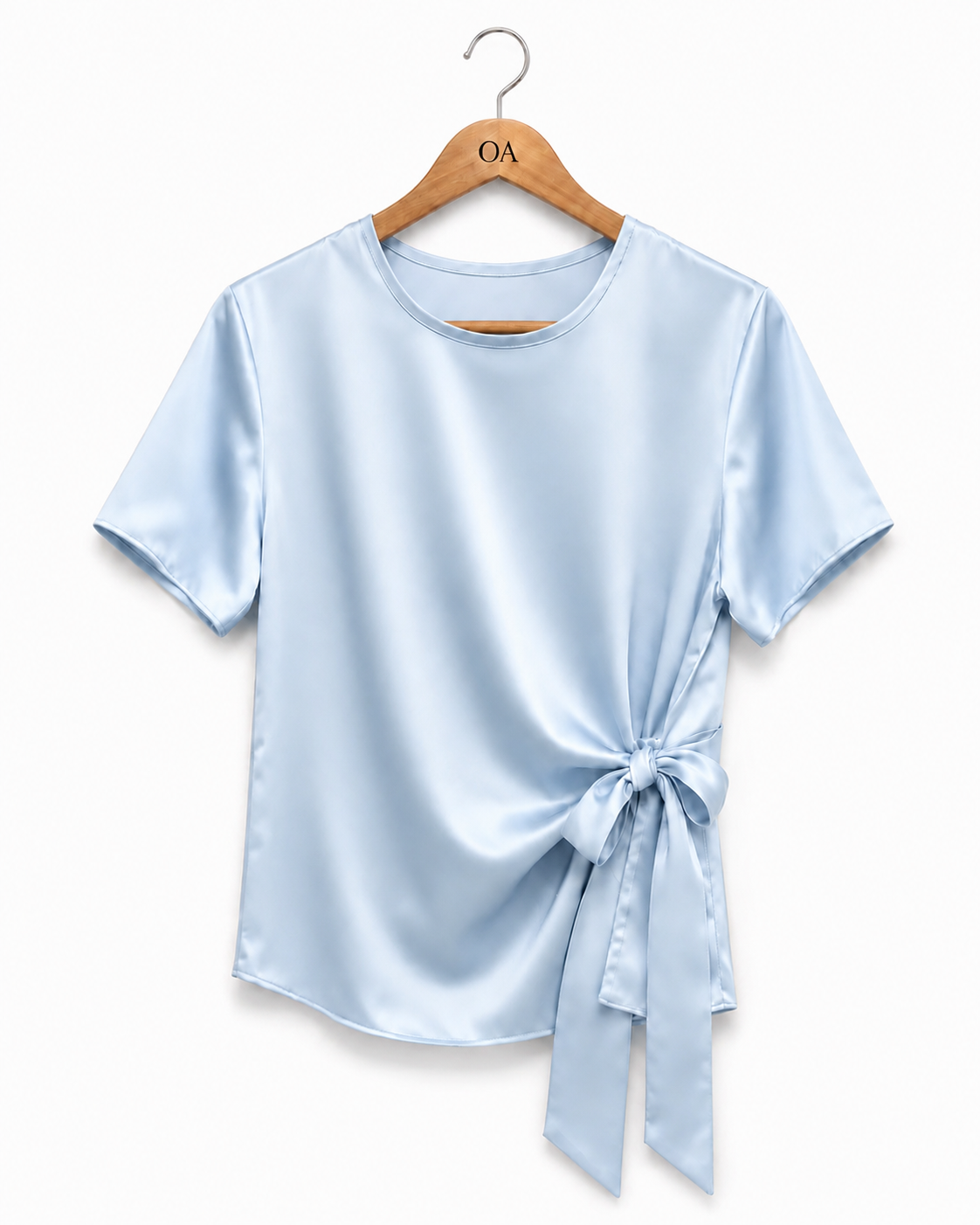 Blusa de cetim azul claro com gola redonda e faixa amarrada na frente.