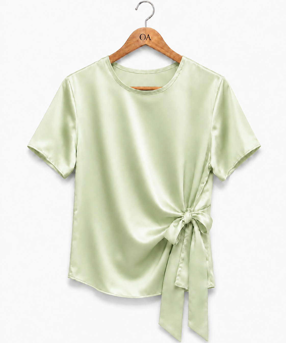 Blusa de cetim verde menta com gola redonda e faixa amarrada na frente.