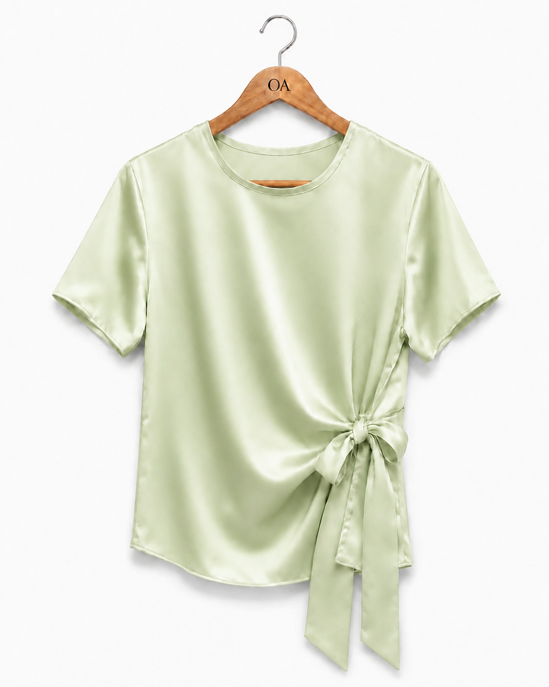 Blusa de cetim verde menta com gola redonda e faixa amarrada na frente.