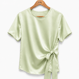 Blusa de cetim verde menta com gola redonda e faixa amarrada na frente.