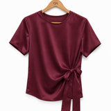 Blusa de cetim vinho com gola redonda e faixa amarrada na frente.
