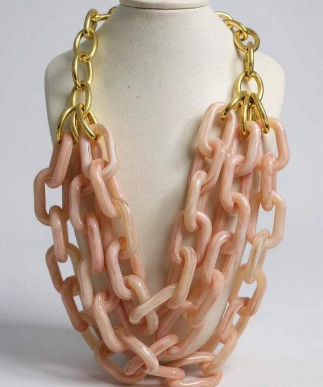 Colar de elos rosé claro com fecho dourado, correntes encadeadas