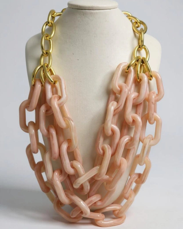 Colar de elos rosé claro com fecho dourado, correntes encadeadas