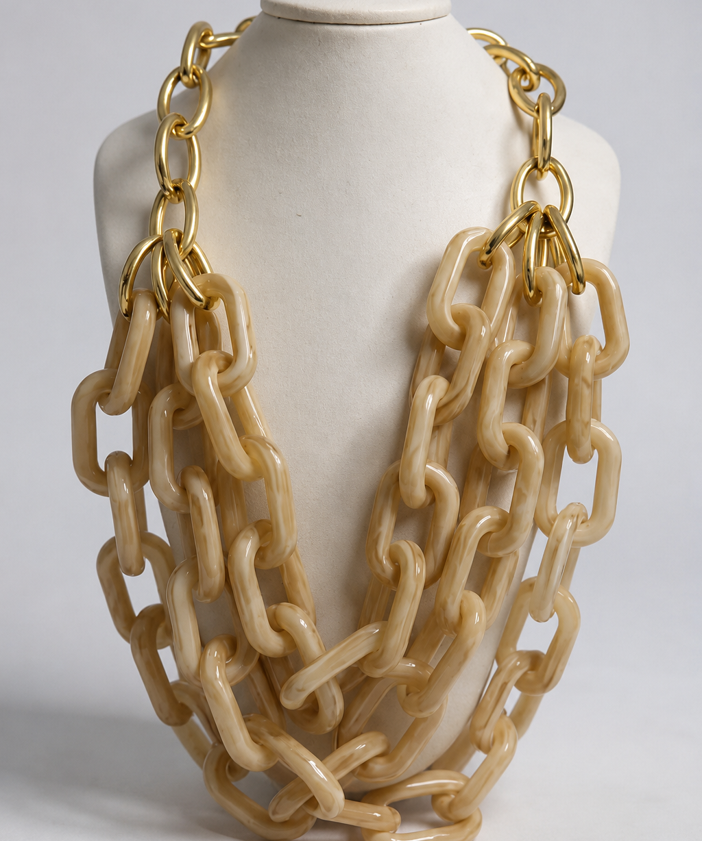 Colar de elos creme com fecho dourado, correntes encadeadas