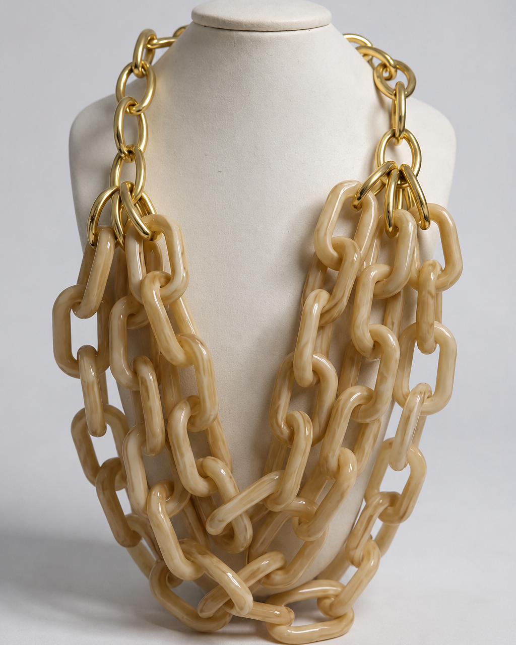 Colar de elos creme com fecho dourado, correntes encadeadas