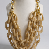 Colar de elos creme com fecho dourado, correntes encadeadas