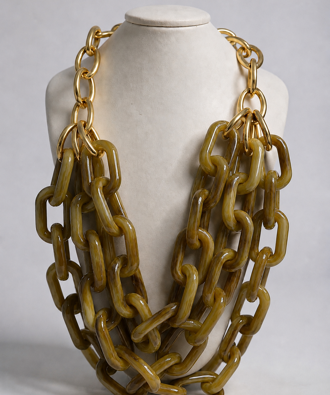 Colar de elos verde oliva com fecho dourado, correntes encadeadas