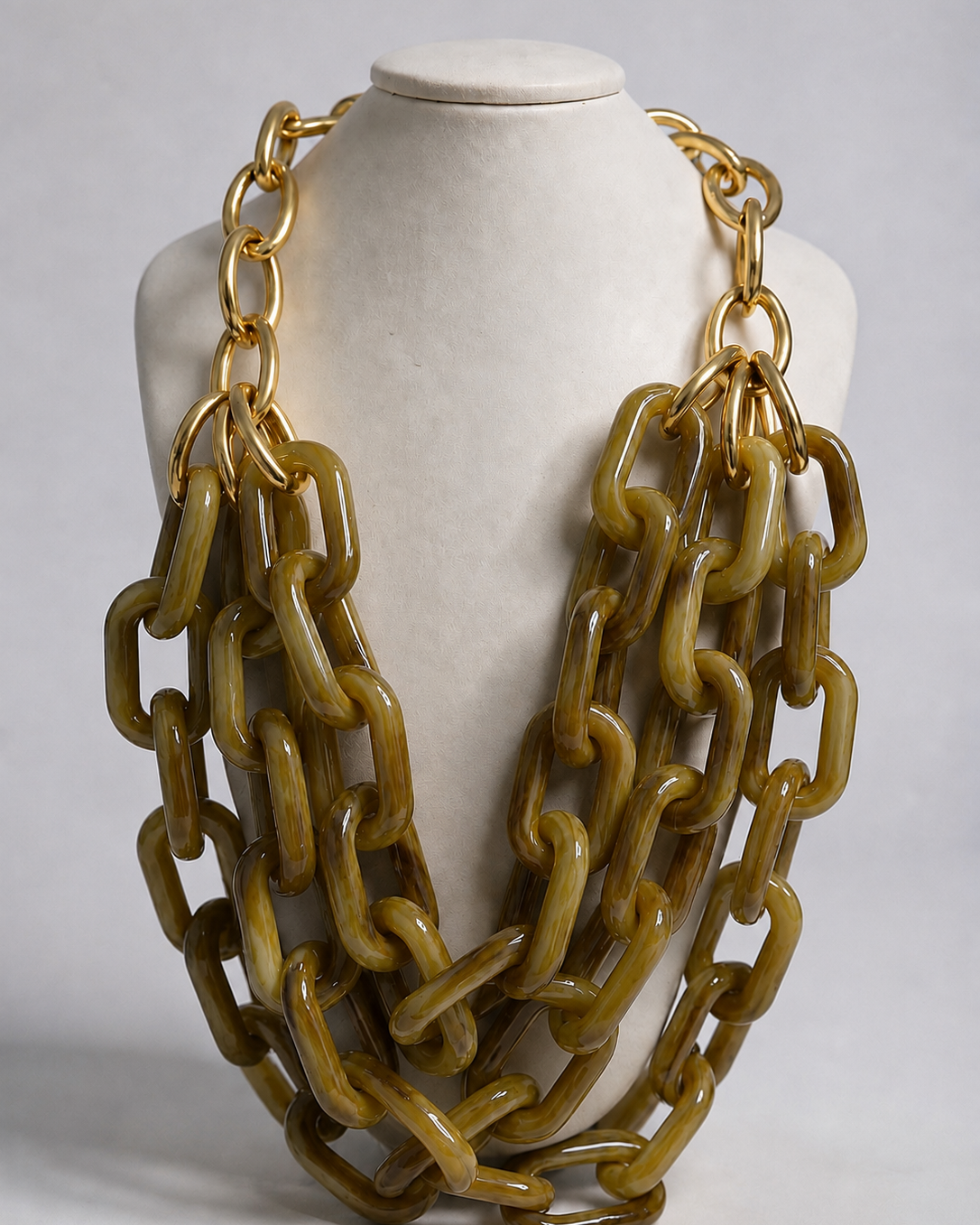 Colar de elos verde oliva com fecho dourado, correntes encadeadas