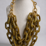 Colar de elos verde oliva com fecho dourado, correntes encadeadas