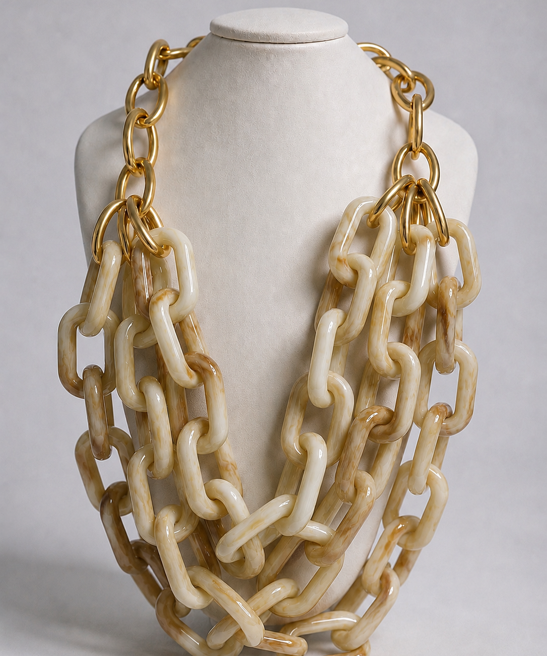 Colar de elos off-white com fecho dourado, correntes encadeadas