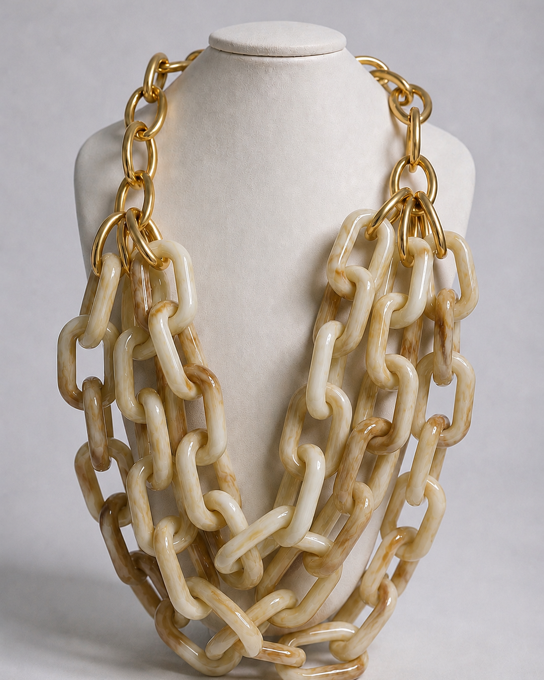 Colar de elos off-white com fecho dourado, correntes encadeadas