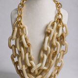 Colar de elos off-white com fecho dourado, correntes encadeadas