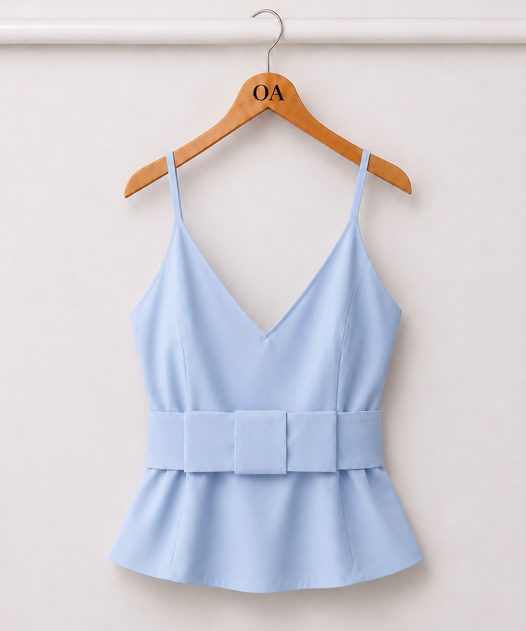Blusa Riviera azul clara, alças finas e decote V, detalhe com babado na cintura