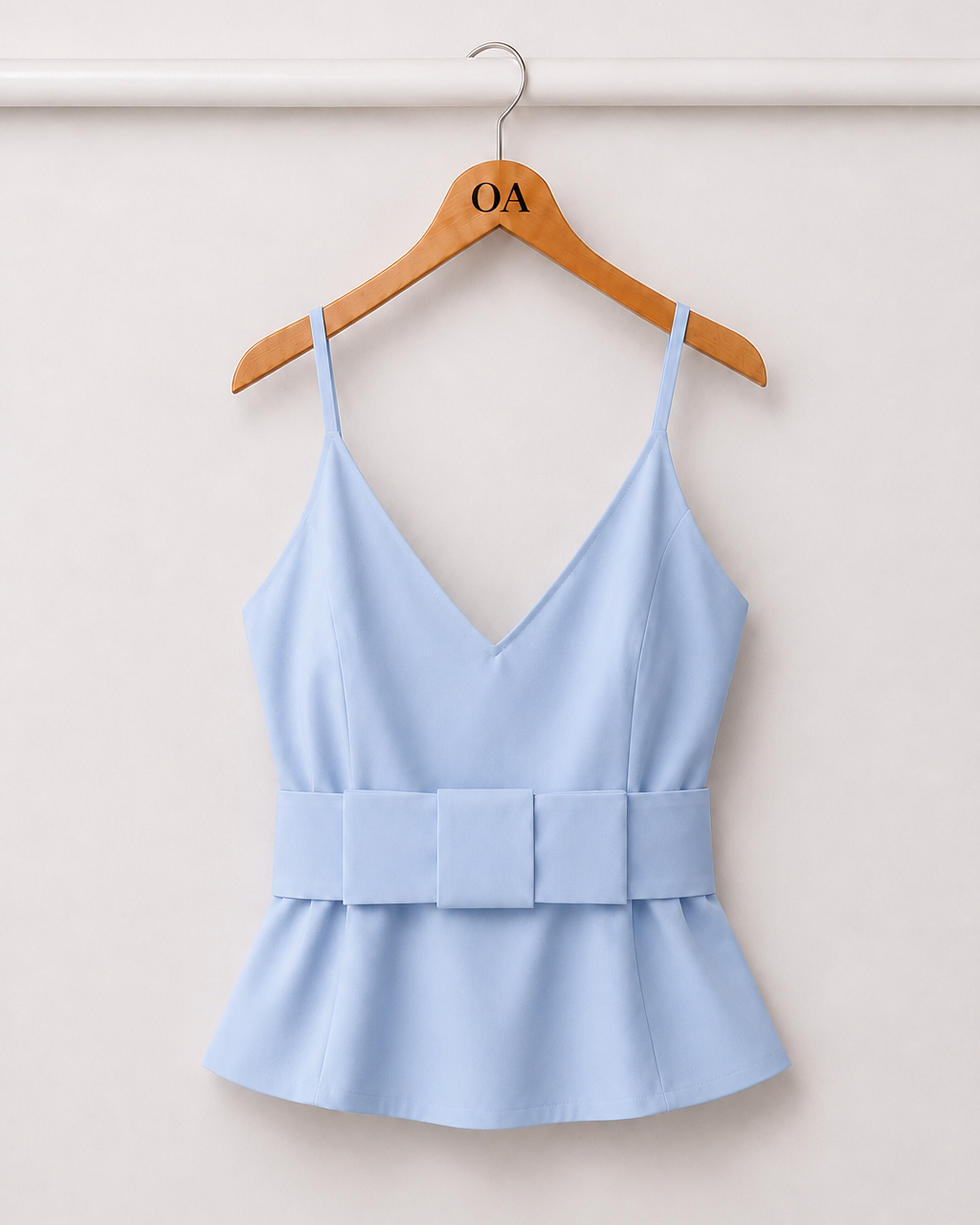 Blusa Riviera azul clara, alças finas e decote V, detalhe com babado na cintura