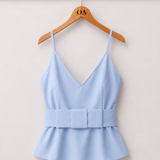 Blusa Riviera azul clara, alças finas e decote V, detalhe com babado na cintura