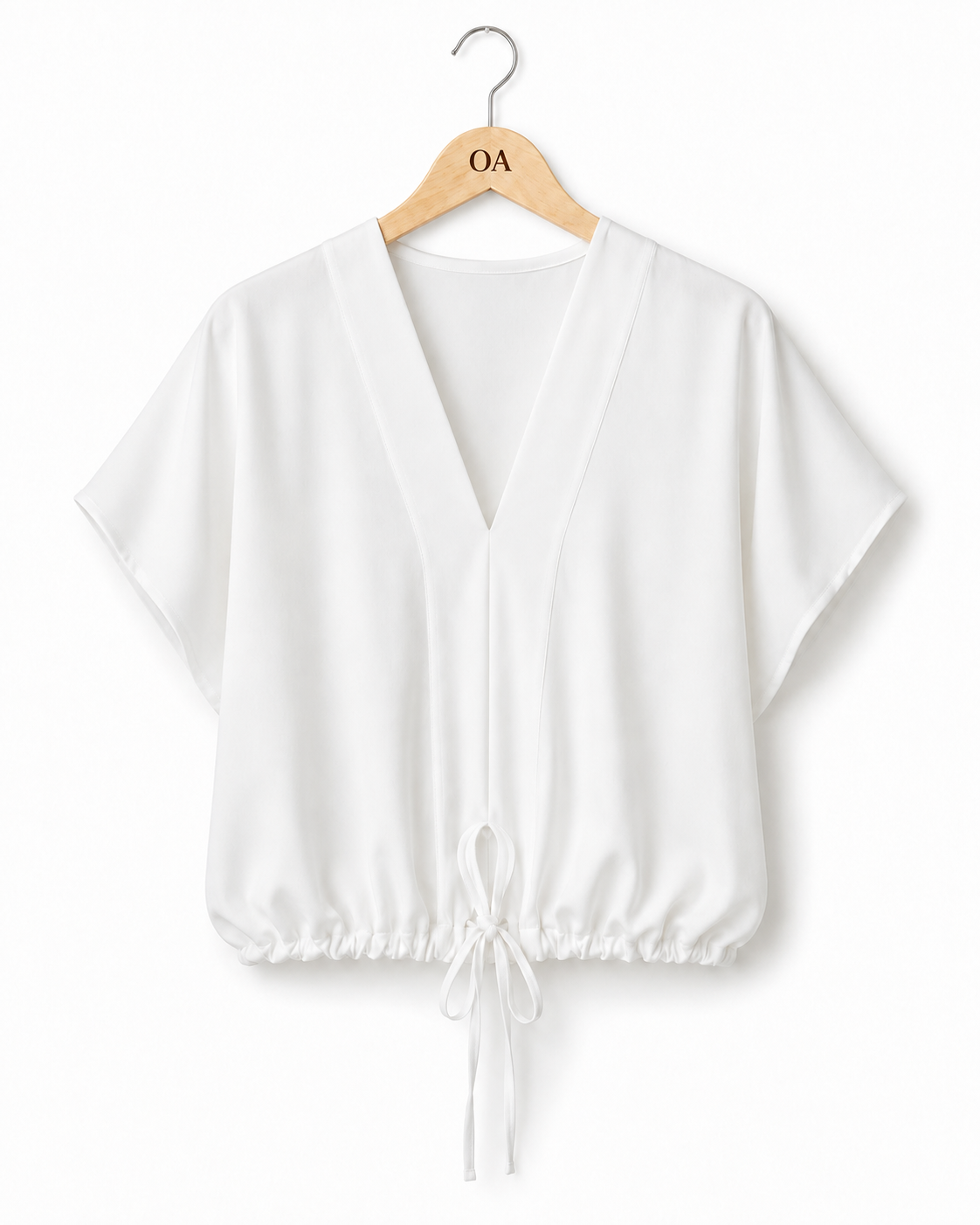 Blusa branca de decote V, manga curta ampla e barra elástica com amarração