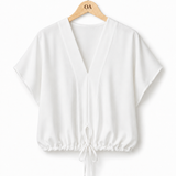 Blusa branca de decote V, manga curta ampla e barra elástica com amarração