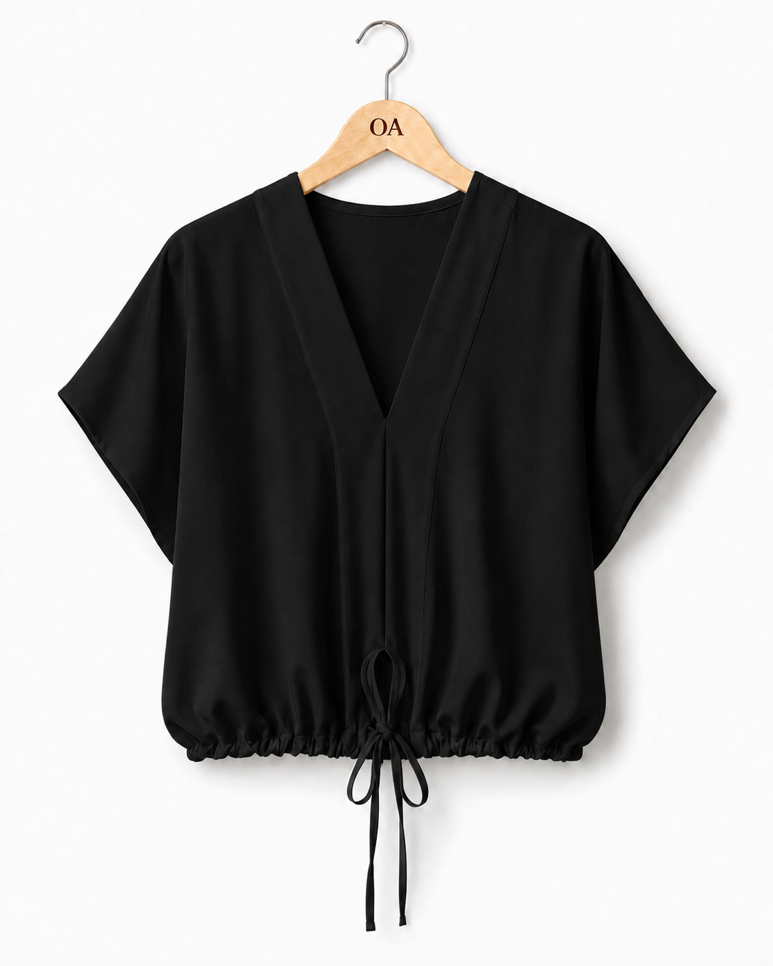 Blusa preta de decote V, manga curta e barra elástica com cordão ajustável