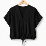 Blusa preta de decote V, manga curta e barra elástica com cordão ajustável