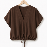 Blusa marrom de decote V, manga curta ampla e barra elástica com cordões