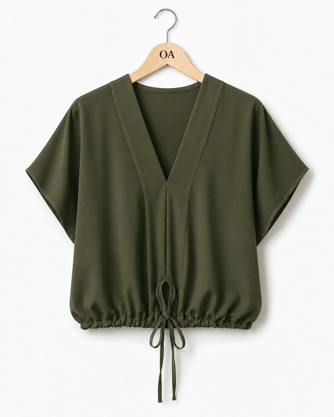 Blusa verde militar de decote V, manga curta e barra elástica com cordão