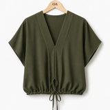Blusa verde militar de decote V, manga curta e barra elástica com cordão