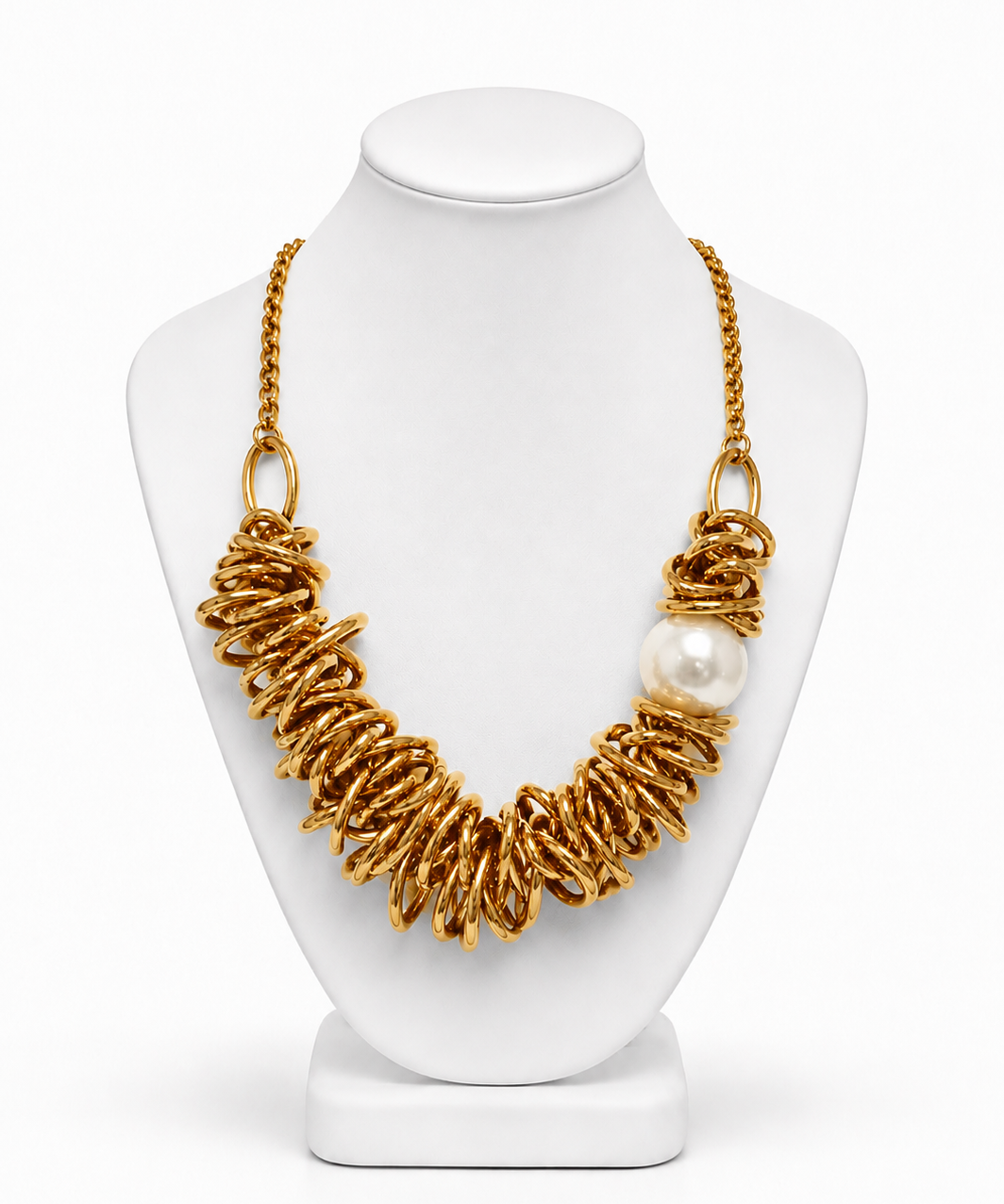 Colar Cannes dourado com elos espiralados e pingentes com detalhes em pérola