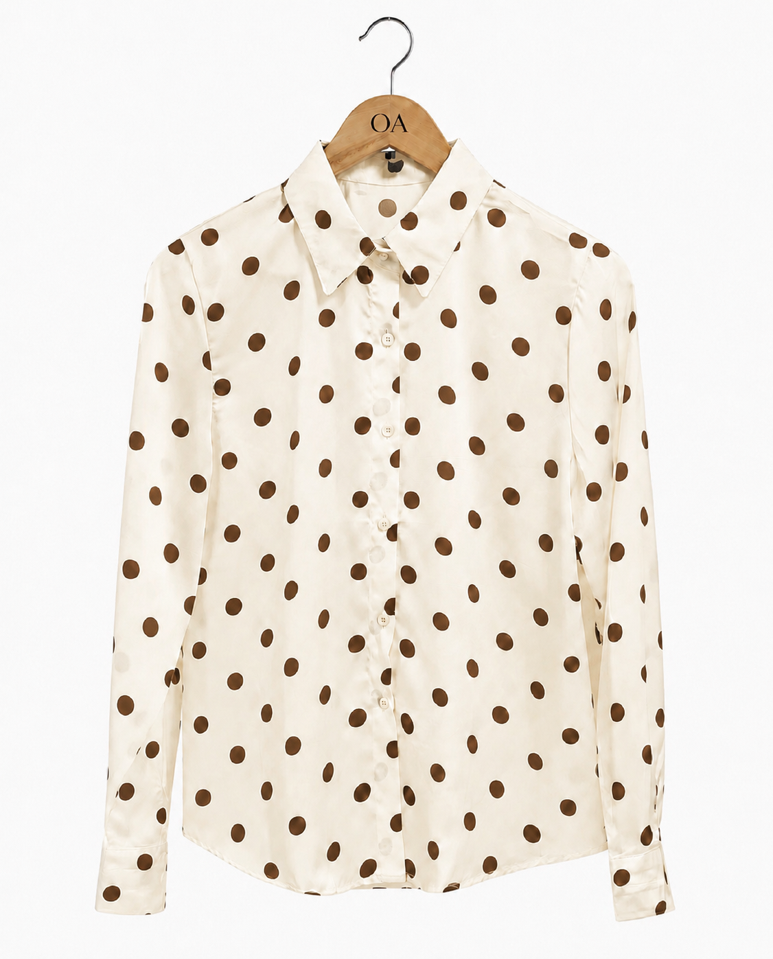 Camisa off-white com poá marrom, gola e botões, manga longa