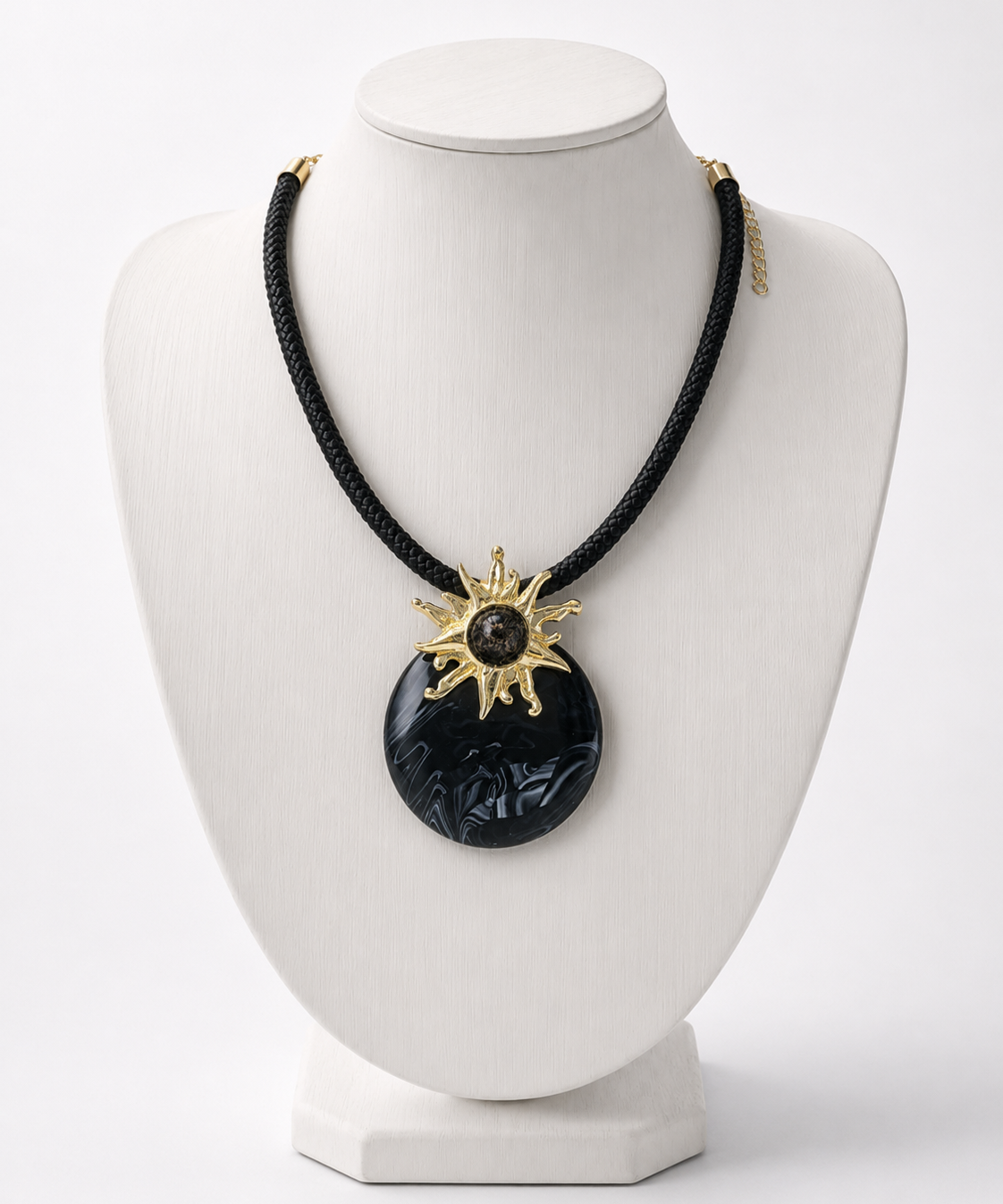 Colar Anitta: cordão preto e pingente oval azul-escuro com detalhes dourados