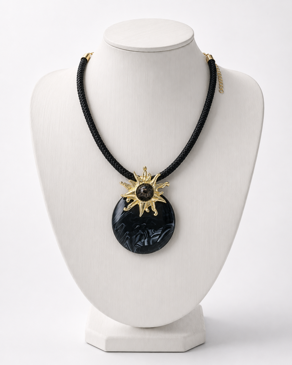 Colar Anitta: cordão preto e pingente oval azul-escuro com detalhes dourados