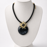 Colar Anitta: cordão preto e pingente oval azul-escuro com detalhes dourados