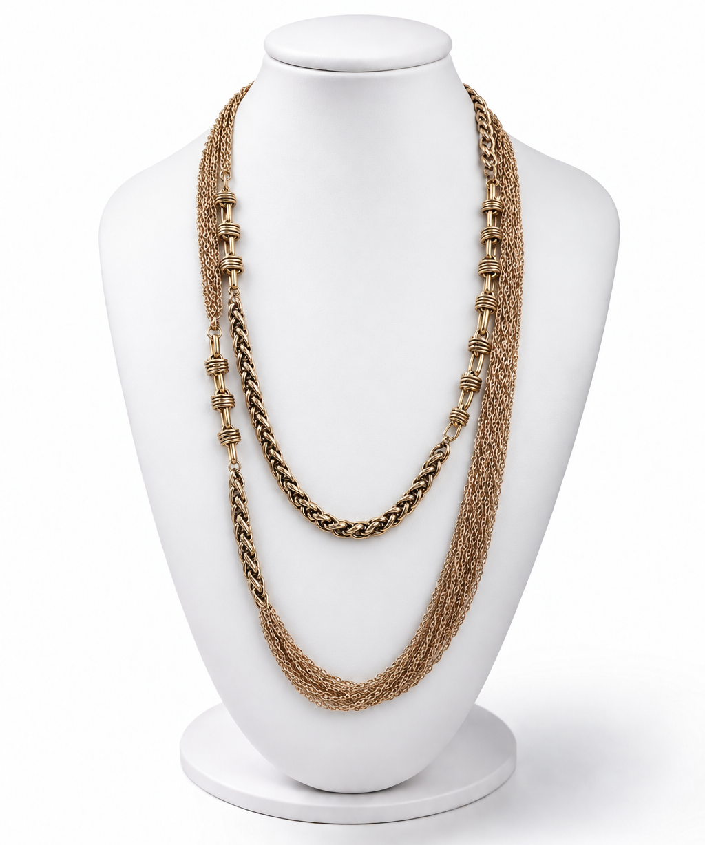 Colar Marisa dourado com correntes em camadas e fecho com elos retangulares
