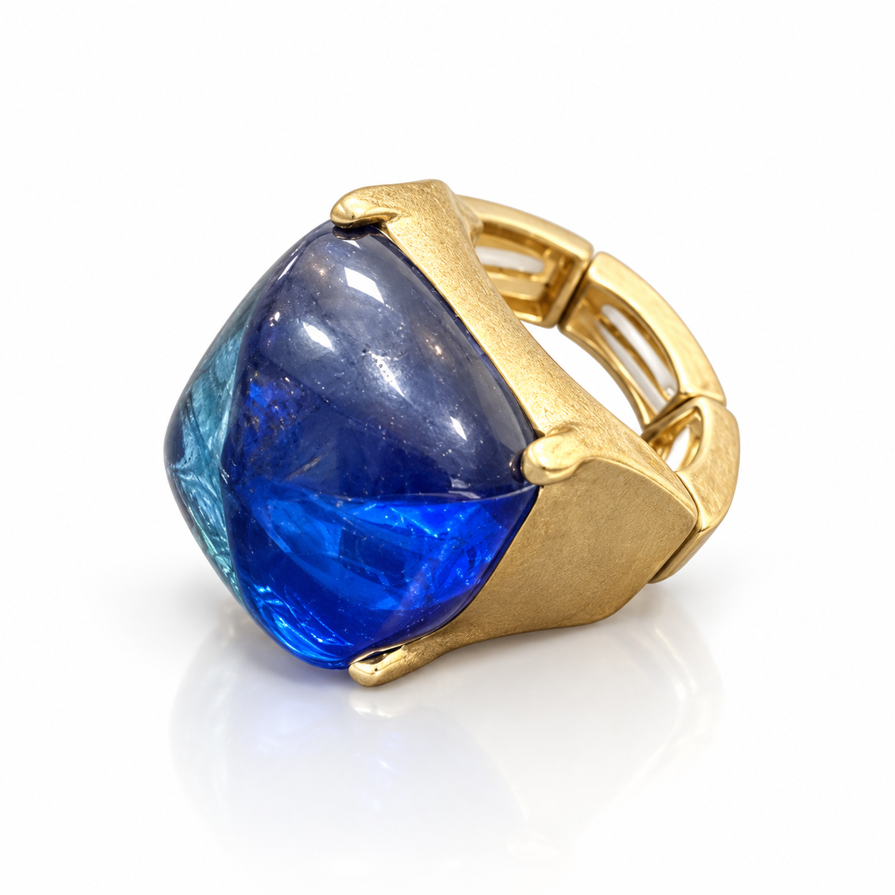 Anel dourado com pedra azul em formato oval