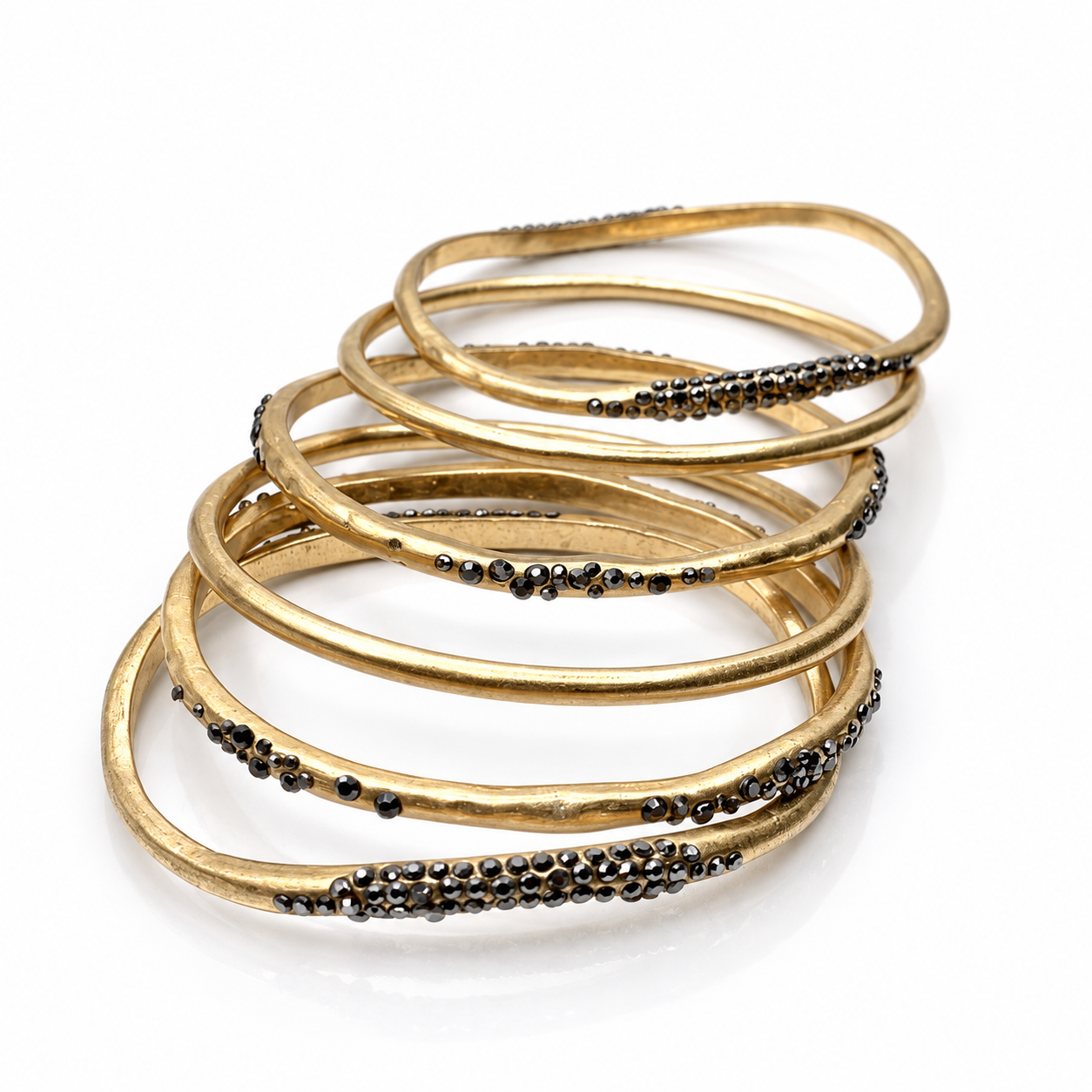 Conjunto de braceletes dourados com detalhes de contas pretas